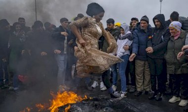 Nevruz: Depremzedelere adanan etkinliklerde ağıtlar yakıldı, hükümet karşıtı sloganlar atıldı