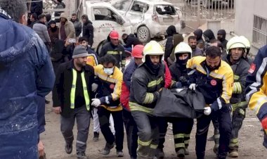 Depremlerde can kaybı 49 bin 589'a çıktı, Hatay'da 'hakkımızı helal etmiyoruz' sloganıyla protesto