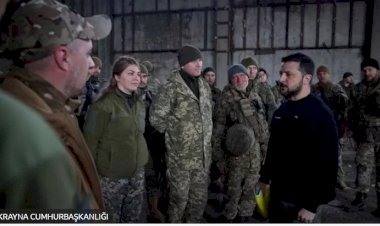 Ukrayna Savaşı: Zelenskiy Bahmut yakınlarındaki cepheyi ziyaret etti