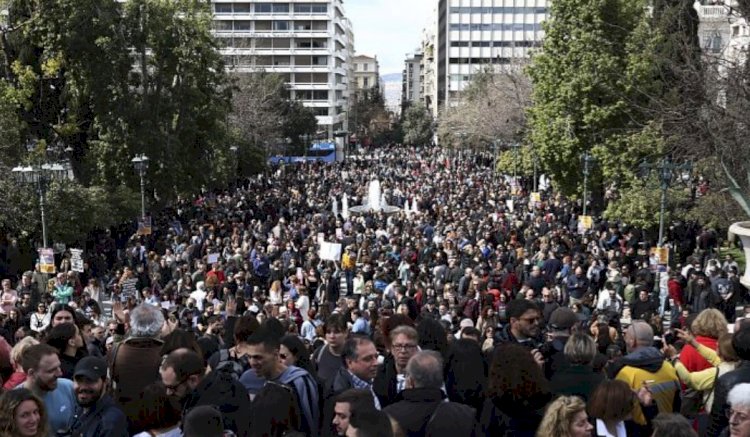 'Kahrolsun katil hükümetler': Yunanistan'da binlerce kişi tren kazasını protesto etti