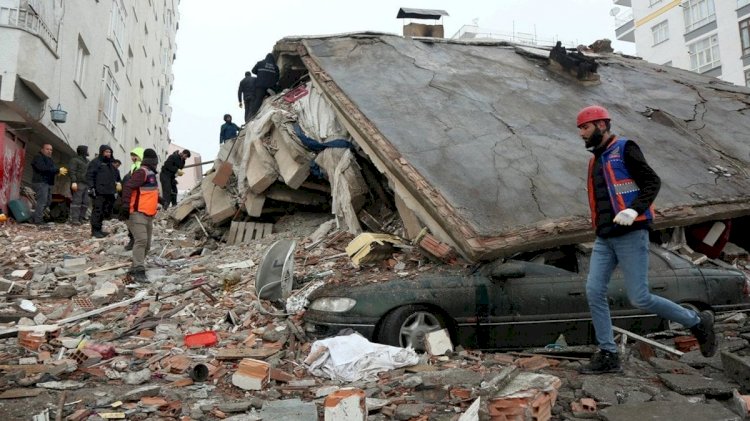KKTC depremde ölen voleybolcular için ayakta