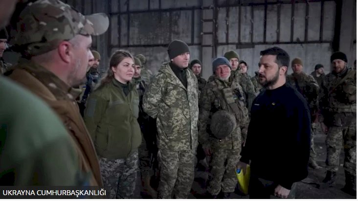 Ukrayna Savaşı: Zelenskiy Bahmut yakınlarındaki cepheyi ziyaret etti