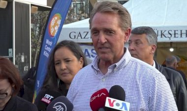 Flake Deprem Bölgesinde Yemek Dağıtımına Katıldı