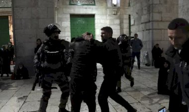 İsrail polisi, işgal altındaki Doğu Kudüs'te bulunan Mescid-i Aksa'ya baskın düzenledi