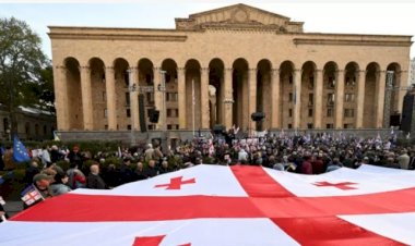 Gürcistan’da hükümet karşıtı binlerce kişi sokağa çıktı: 'Rus köleliğini reddediyoruz'