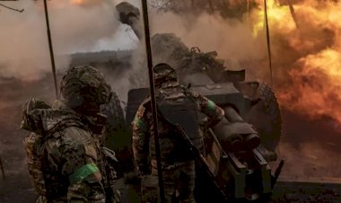 Ukrayna Bahmut'un bazı bölgelerinden çekildi, Rus güçleri kenti almak için bastırıyor