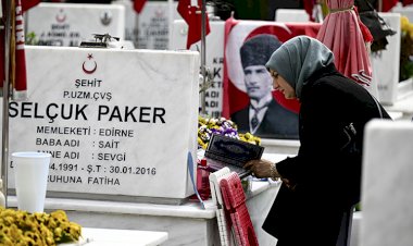 Şehit yakınları ve gaziler bayram arifesinde şehitlikleri ziyaret etti