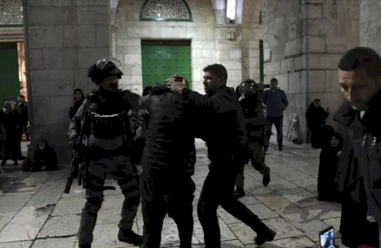 İsrail polisi, işgal altındaki Doğu Kudüs'te bulunan Mescid-i Aksa'ya baskın düzenledi