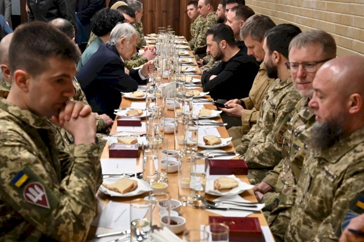 Zelensky, ilk 'resmi' iftarına katılarak Müslüman geleneğini onurlandırıyor.