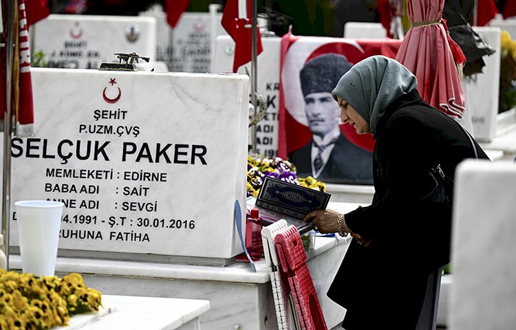 Şehit yakınları ve gaziler bayram arifesinde şehitlikleri ziyaret etti