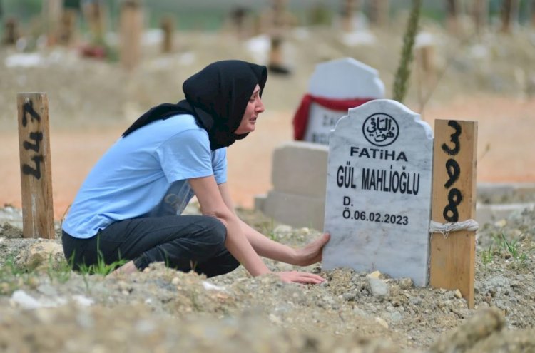 Sevdiklerini yitiren depremzedeler: 'Ziyaret edebileceğim mezar bile yok'