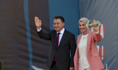 Millet İttifakı İzmir mitinginde buluştu; liderler eşleriyle sahneye çıktı, vatandaşları selamladı