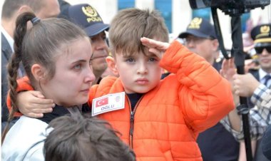 Tel Abyad şehitlerine veda... Oğlu asker selamı verdi, babası tabutuna sarılıp ağladı