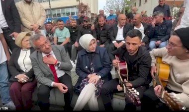 CHP’li Altay ve AK Partili Zengin gençlerle türkü söyledi