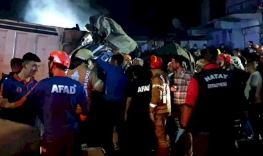 Hatay'da kontrolden çıkan kamyon kalabalığın arasına daldı