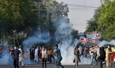 Eski Başbakan Khan Gözaltına Alındı Pakistan Karıştı