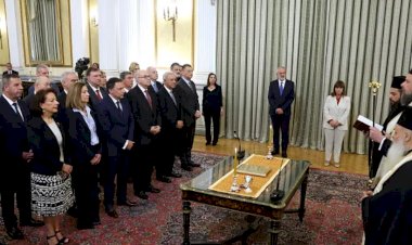 Yunanistan'daki geçici hükümetin bakanları yemin ederek göreve başladı