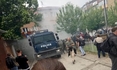 Kosova'da Sırp protestocularla çatışmalar alevlenince NATO askerleri konuşlandırıldı