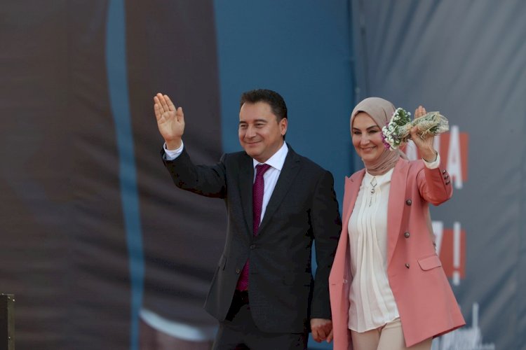 Millet İttifakı İzmir mitinginde buluştu; liderler eşleriyle sahneye çıktı, vatandaşları selamladı
