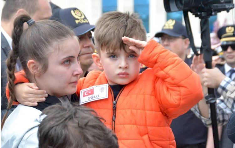 Tel Abyad şehitlerine veda... Oğlu asker selamı verdi, babası tabutuna sarılıp ağladı