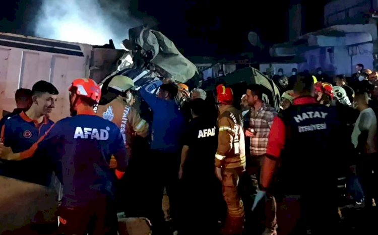 Hatay'da kontrolden çıkan kamyon kalabalığın arasına daldı
