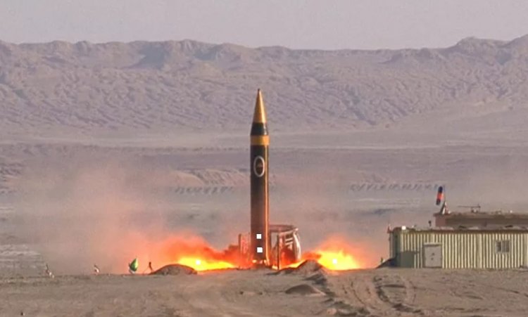 İran, 2 bin km menzile sahip balistik füze denemesi yaptığını duyurdu
