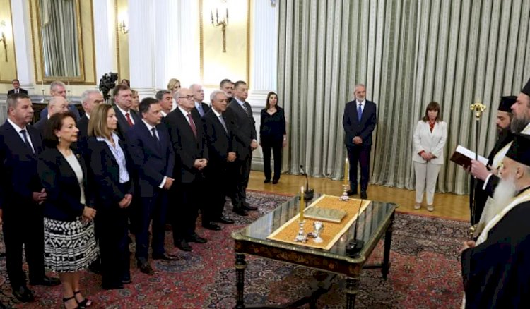 Yunanistan'daki geçici hükümetin bakanları yemin ederek göreve başladı