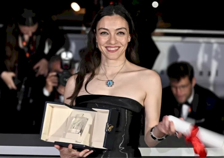 Oyuncu Merve Dizdar, 76. Cannes Film Festivali'nde 'En İyi Kadın Oyuncu' ödülünü kazandı