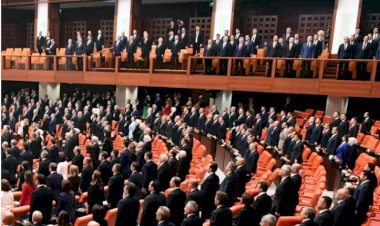 TBMM’nin 28. Dönemi milletvekili yemin töreniyle başladı: Gruplar genel başkansız, localar bakansız kaldı