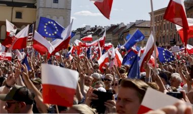 Polonya'da seçimler öncesi sokağa inen yarım milyon kişi hükümeti protesto etti