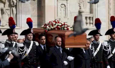 Silvio Berlusconi için devlet töreniyle cenaze düzenlendi, 'ulusal yas' ilanı tartışma yarattı