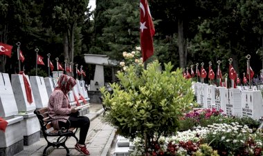 İstanbul'da şehit ailelerinin Edirnekapı Şehitliği'ni ziyaretleri sürdü