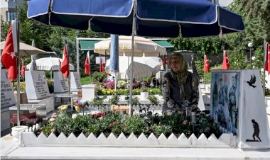 Şehit yakınları ve gaziler bayram arifesinde Cebeci Askeri Şehitliği'ni ziyaret etti