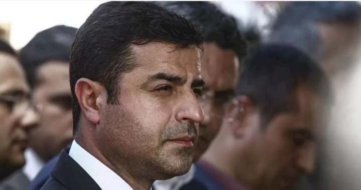 Demirtaş aktif siyaseti bıraktı: 'Halkımıza layık bir politika ortaya koyamadığımız için özür diliyorum'