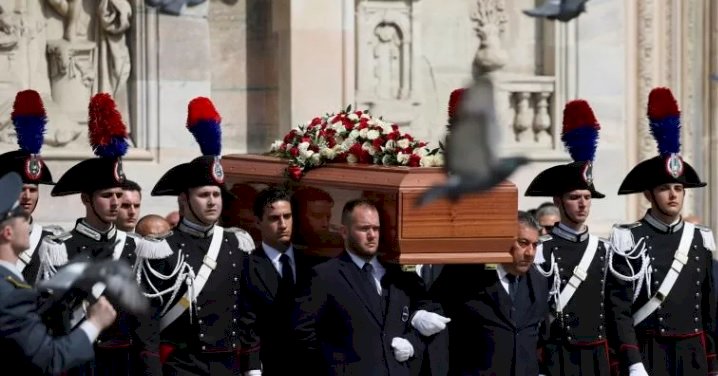Silvio Berlusconi için devlet töreniyle cenaze düzenlendi, 'ulusal yas' ilanı tartışma yarattı