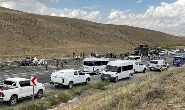 Van’da askeri ve sivil araçlar çarpıştı: Yaralanan askerlerden biri şehit oldu
