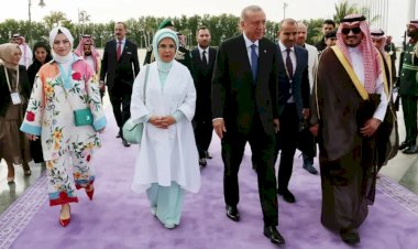 Cidde'de Emine Erdoğan’ı çiçekle karşılayan çiçekli elbiseli kadın kim?