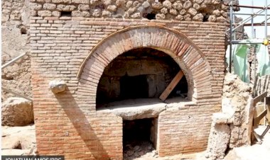 Pompeii'de yeni keşifler: Yılanlarla süslenmiş bir mutfak tapınağı, dev bir fırın ve 'pizza' resmi