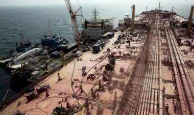 BM, Yemen'de çürümeye terkedilen tankerdeki petrolü boşaltmaya başladı