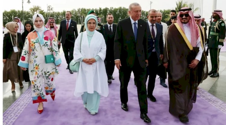 Cidde'de Emine Erdoğan’ı çiçekle karşılayan çiçekli elbiseli kadın kim?