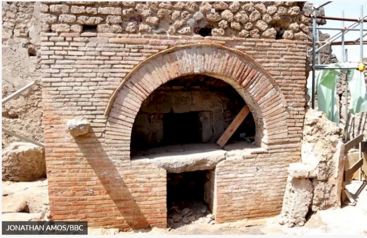 Pompeii'de yeni keşifler: Yılanlarla süslenmiş bir mutfak tapınağı, dev bir fırın ve 'pizza' resmi