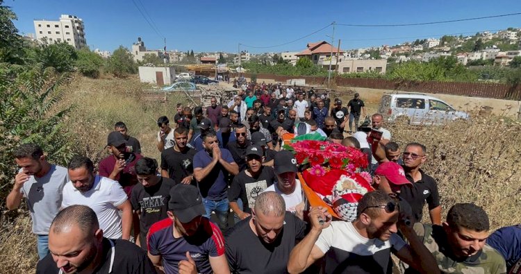 Filistinli şehit gençler törenle toprağa verildi -