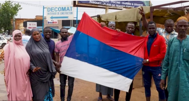 Nijer'de Rusya bayrağı taşıyan darbe destekçileri iktidar partisinin binalarını ateşe verdi