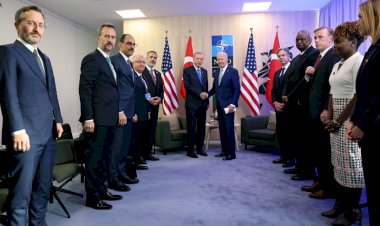 Kim nereye bakıyor? Bir fotoğraftan Beştepe ile Beyaz Saray tahlili