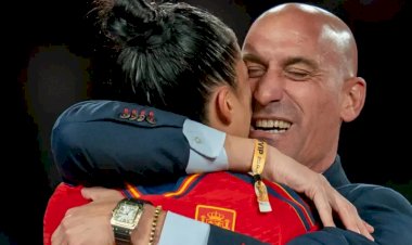 İspanya: Başkan'ın futbolcuyu dudaktan öpmesine tepki