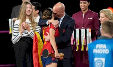 Kadın futbolcuyu dudağından öpen İspanya Futbol Federasyonu Başkanı eleştiri konusu oldu