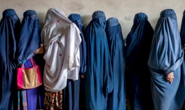 Taleban üniversite öğrenimi için Dubai'ye gidecek 100 Afgan kadının uçağa binmesini engelledi