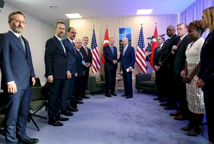 Kim nereye bakıyor? Bir fotoğraftan Beştepe ile Beyaz Saray tahlili