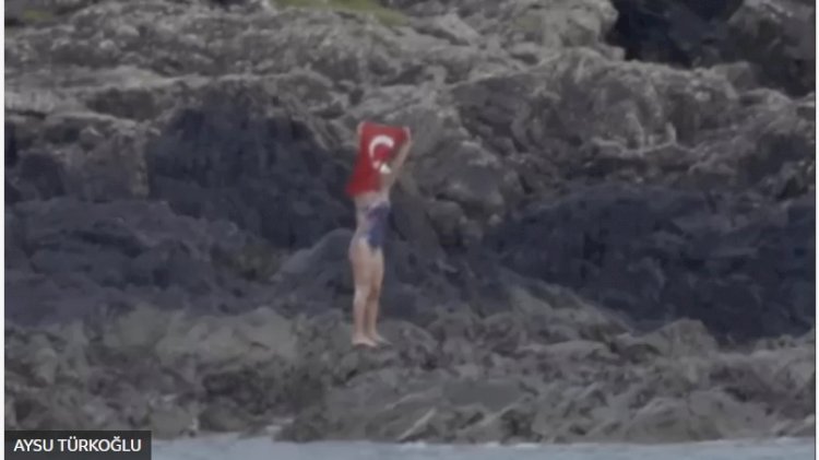 Aysu Türkoğlu Kuzey Kanalı'nı yüzerek geçen ilk Türk kadın ve en genç Türk oldu
