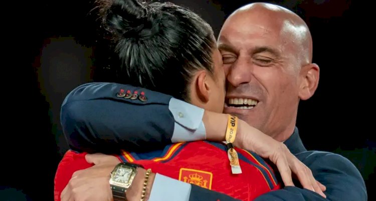 İspanya: Başkan'ın futbolcuyu dudaktan öpmesine tepki